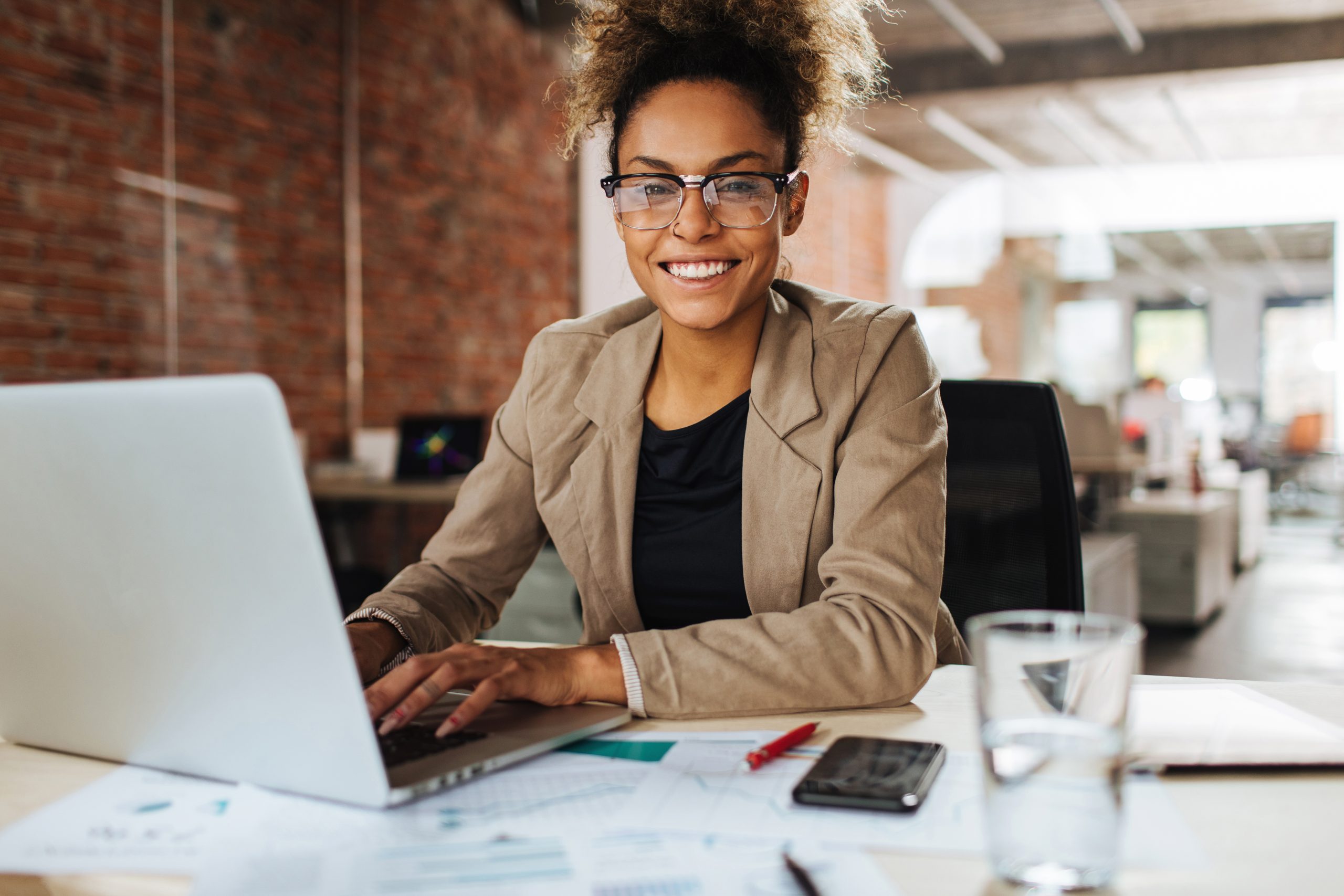 Secrétariat en milieu scolaire - Femme assise à un bureau devant un écran d'ordinateur